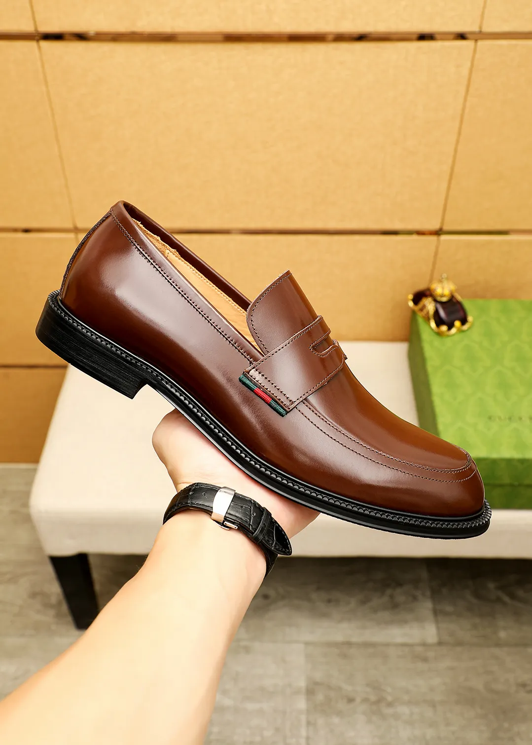 Men's shoes 💰520 💐 Product trademark: GUCCI "Gucci" casual leather shoes Regular size: 38-44 (45.46🉑️customized) Product materials: Selected imported first-layer open-edge beaded cowhide leather upper, imported water-dyed cowhide leather lining. Strong three-dimensional visual effect, original outsole Color: 4⃣️colors available